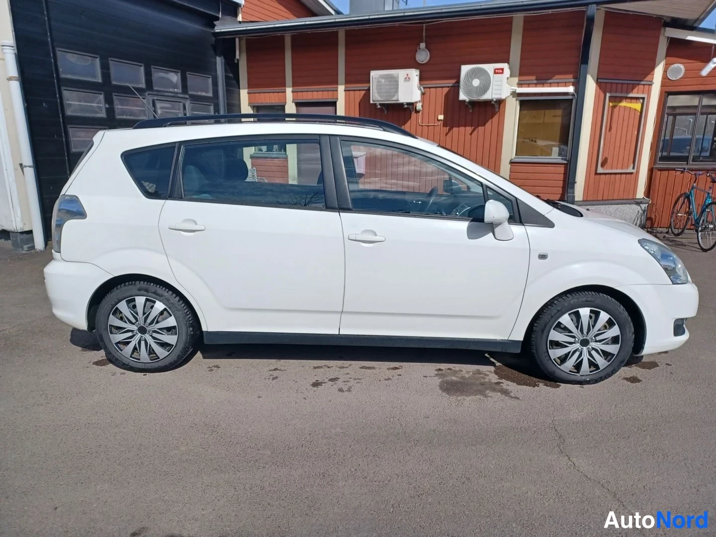 Valkoinen Toyota Corolla Verso 2008, etuviisto, keula oikealle, kuva 2