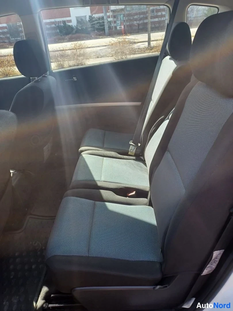 Valkoinen Toyota Corolla Verso 2008, takaistuimet, kuva 12