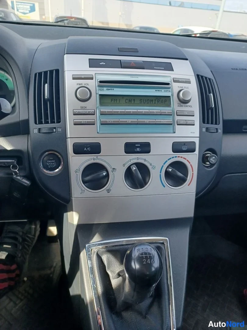 Valkoinen Toyota Corolla Verso 2008, yksityiskohta, kuva 14