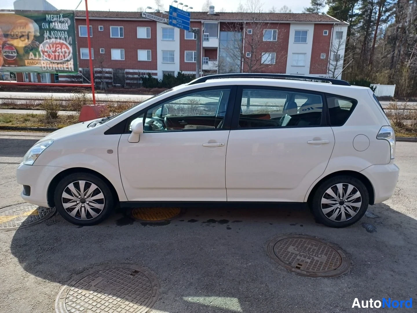 Valkoinen Toyota Corolla Verso 2008, sivulta, kuva 5