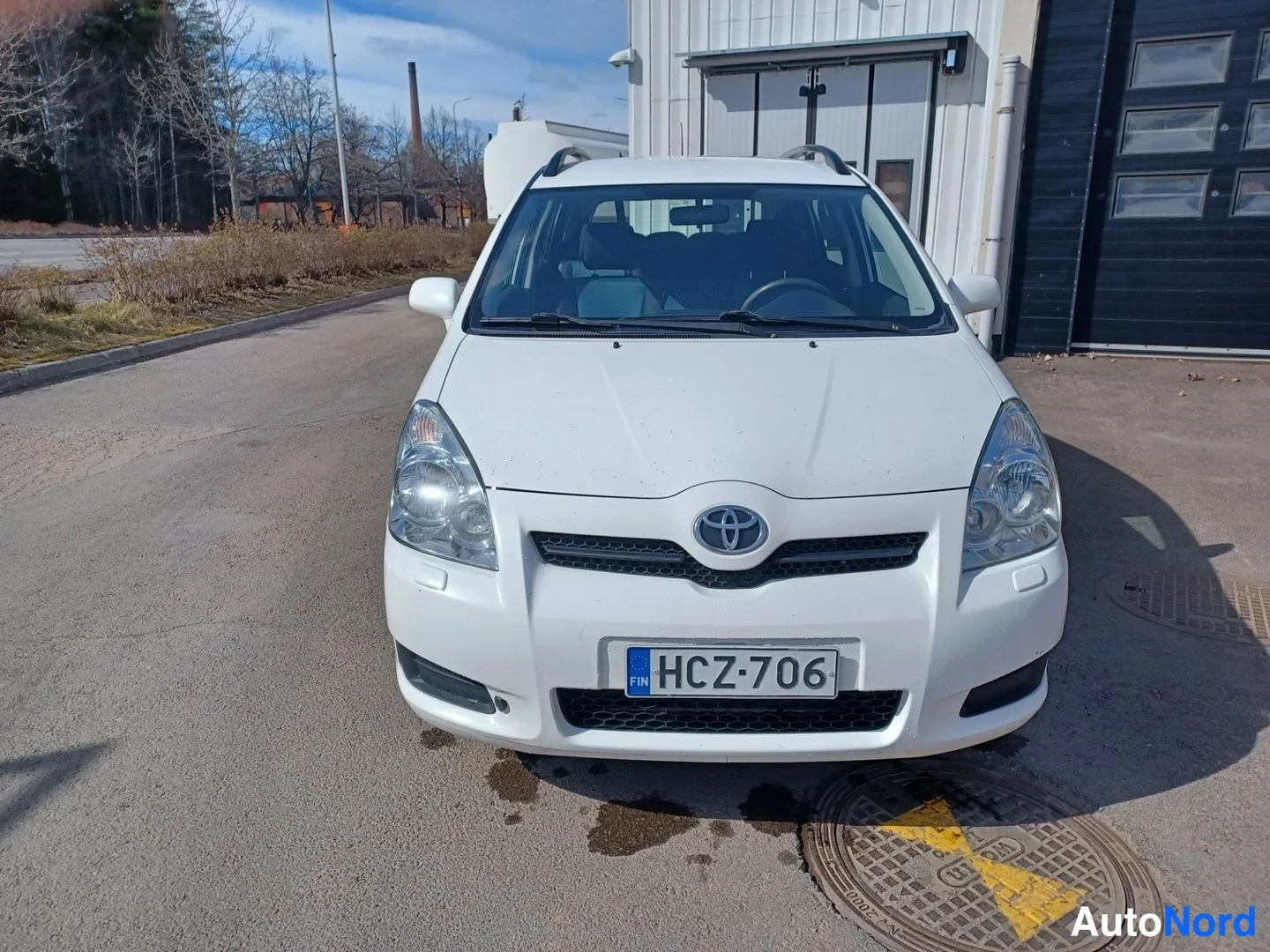 Valkoinen Toyota Corolla Verso 2008, edestä, kuva 4