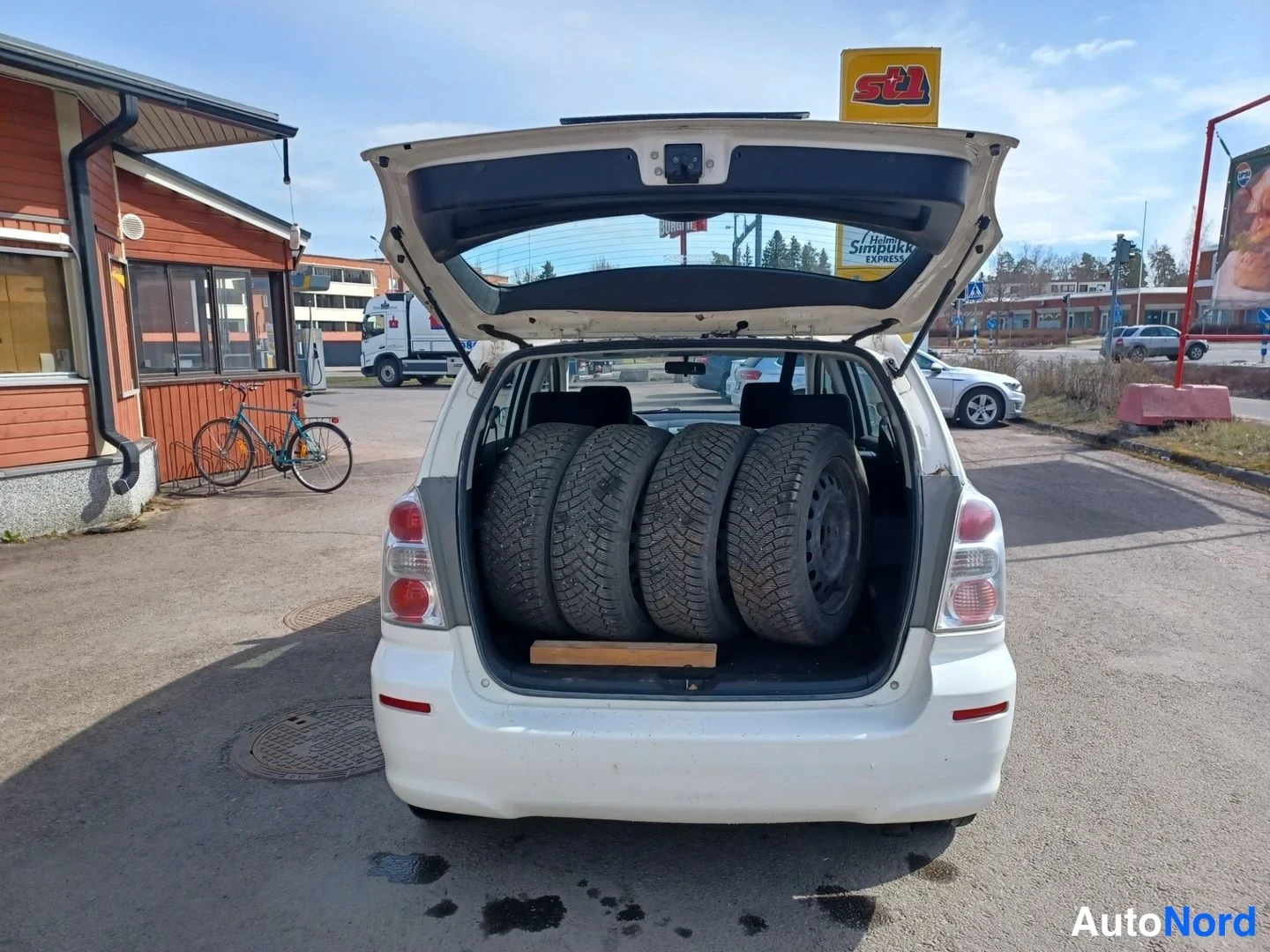 Valkoinen Toyota Corolla Verso 2008, takaa, kuva 9