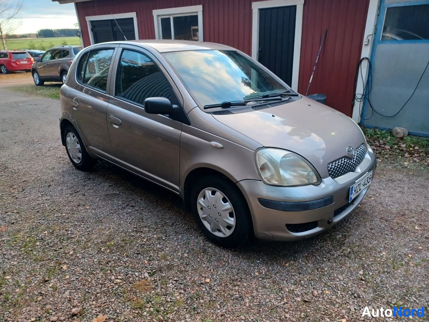Harmaa Toyota Yaris 2003, etuviisto, keula oikealle, kuva 3