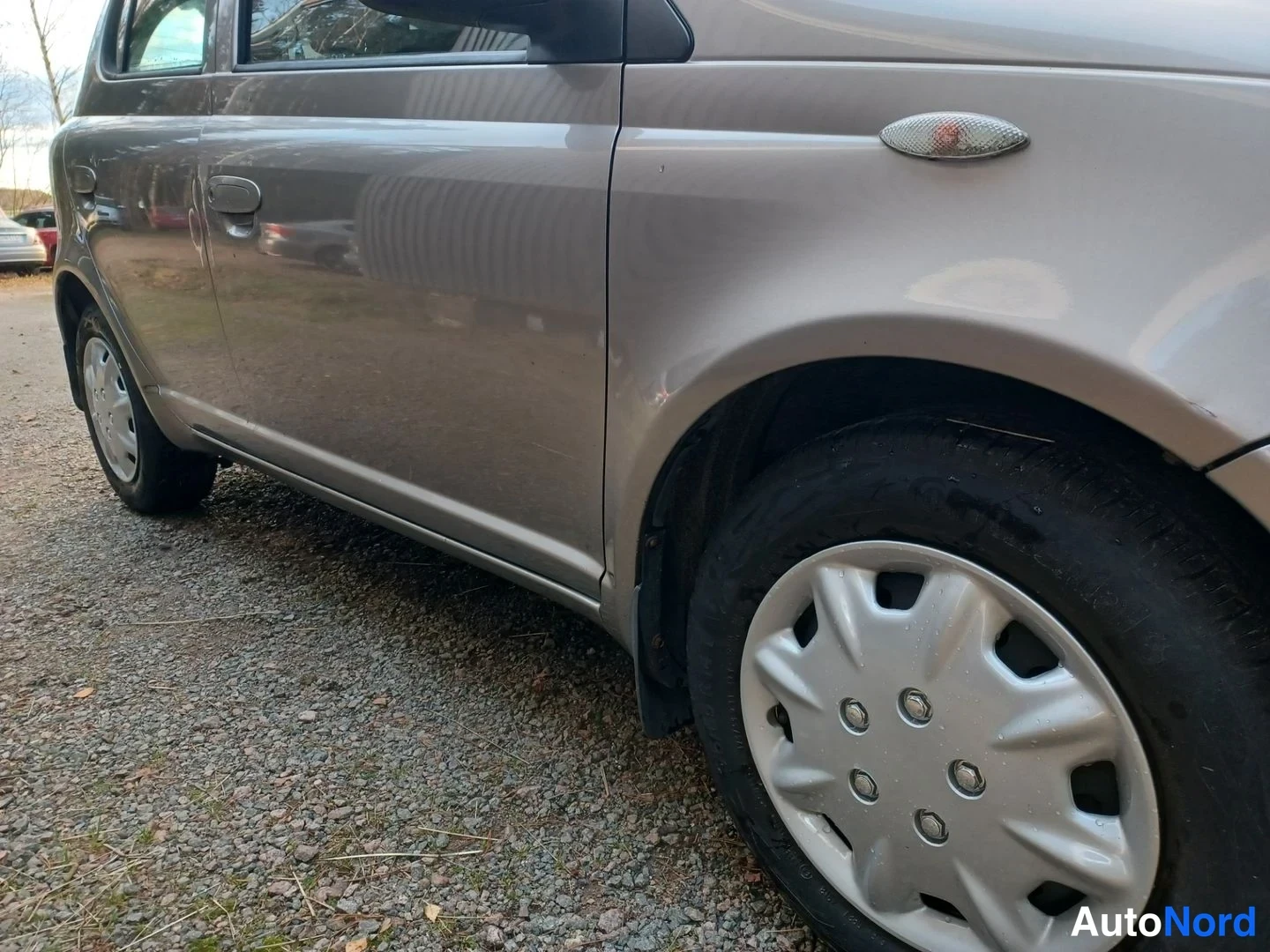 Harmaa Toyota Yaris 2003, sivulta, kuva 7