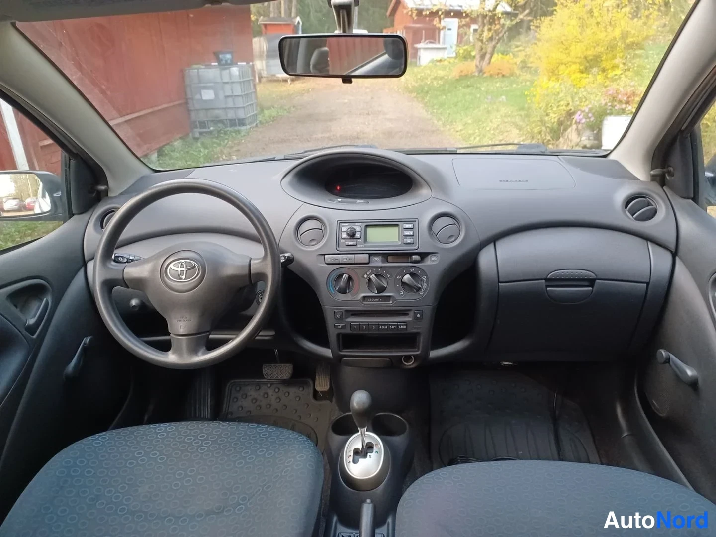 Harmaa Toyota Yaris 2003, ohjaamo, kuva 13