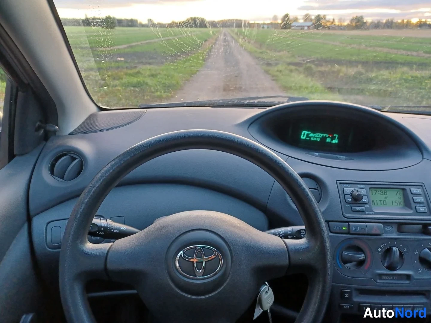 Harmaa Toyota Yaris 2003, ohjaamo, kuva 15