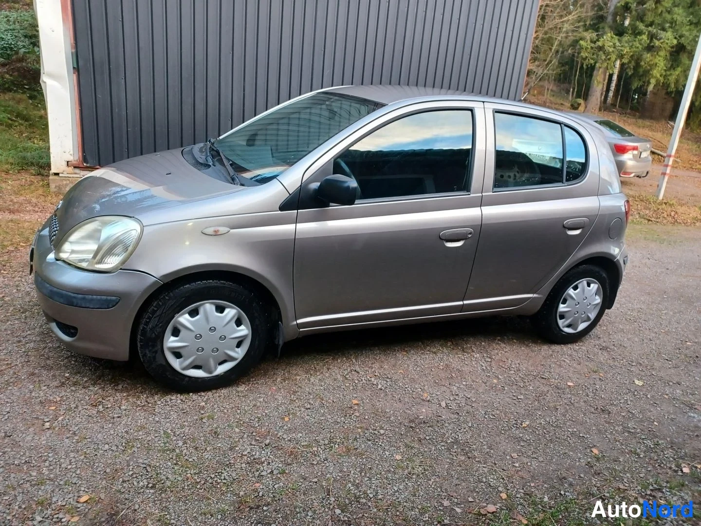 Harmaa Toyota Yaris 2003, etuviisto, keula vasemmalle, kuva 2