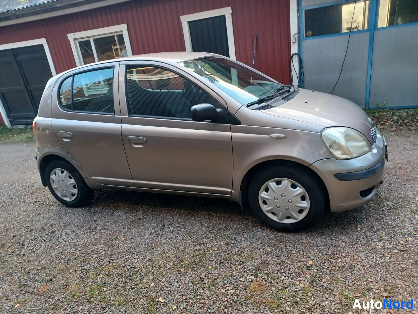 Harmaa Toyota Yaris 2003, etuviisto, keula oikealle, kuva 4