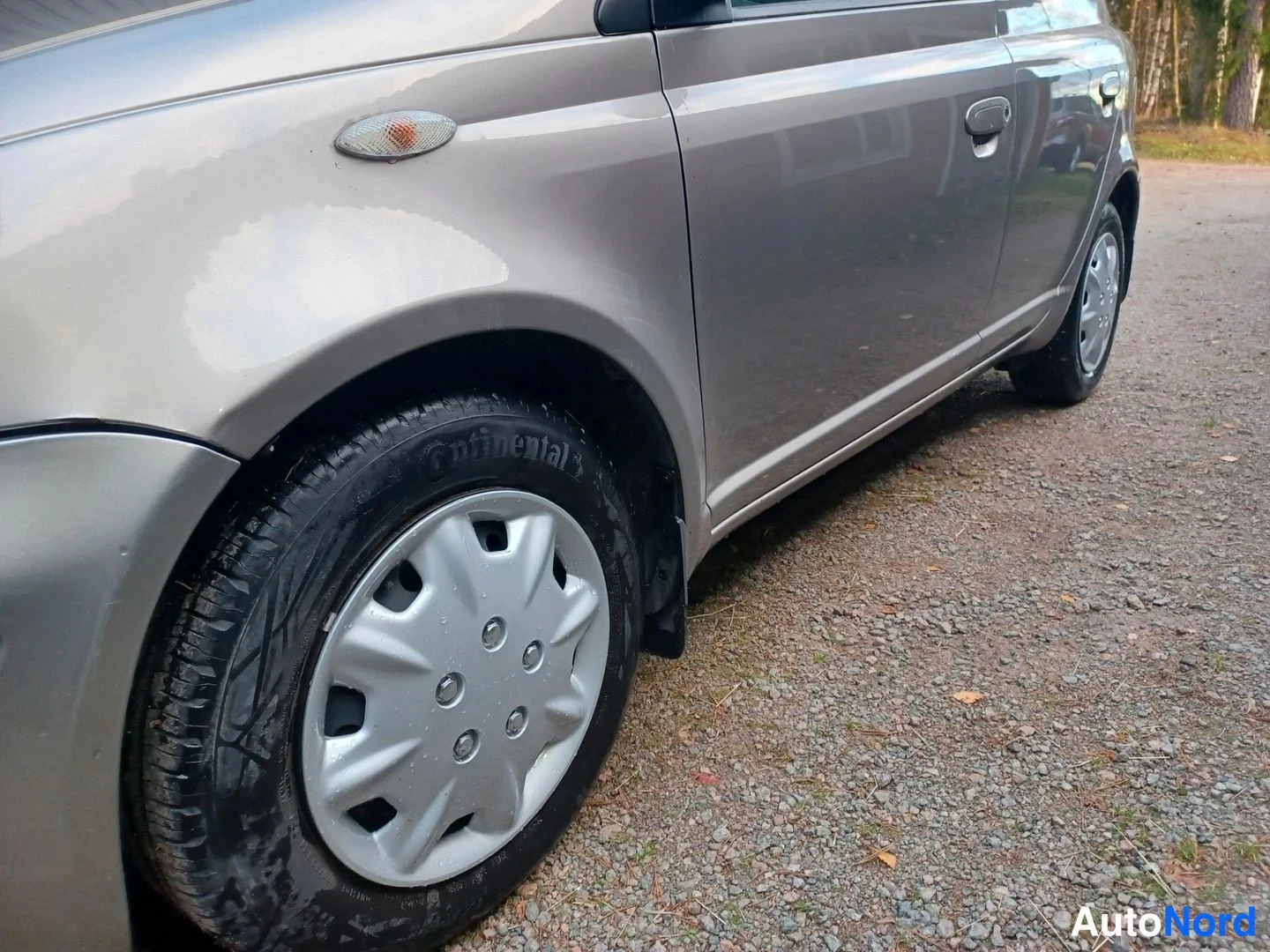 Harmaa Toyota Yaris 2003, sivulta, kuva 6