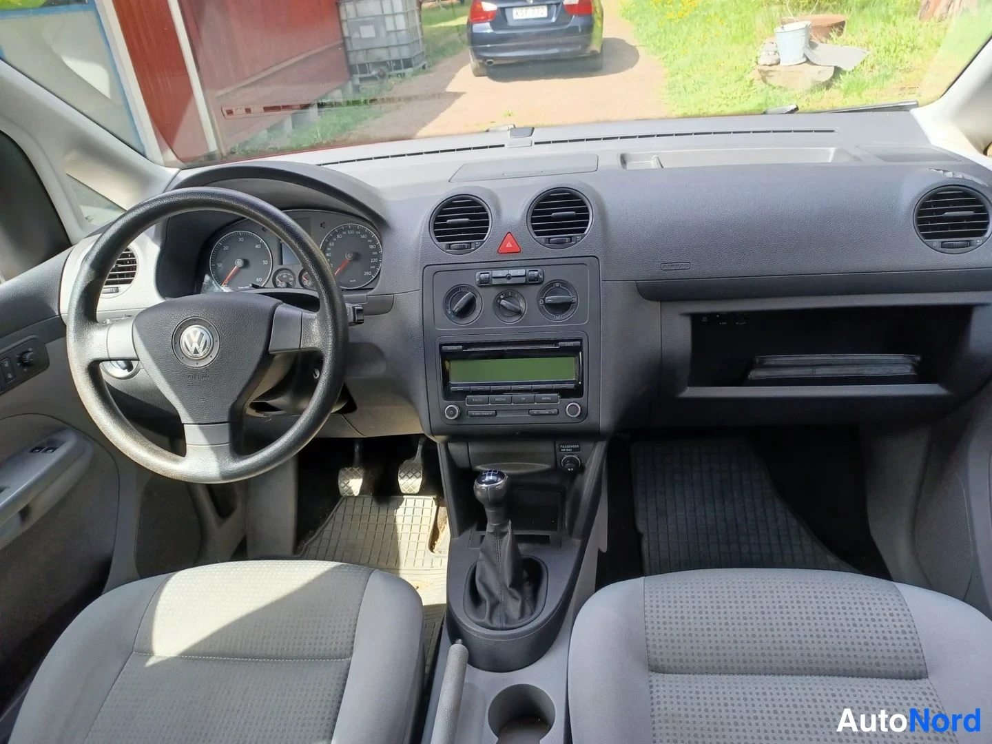 Punainen Volkswagen Caddy Life 2009, ohjaamo, kuva 9