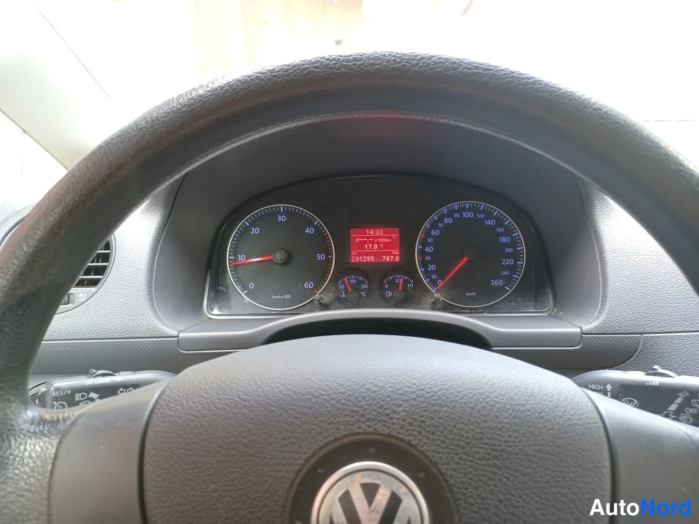 Punainen Volkswagen Caddy Life 2009, yksityiskohta, kuva 16
