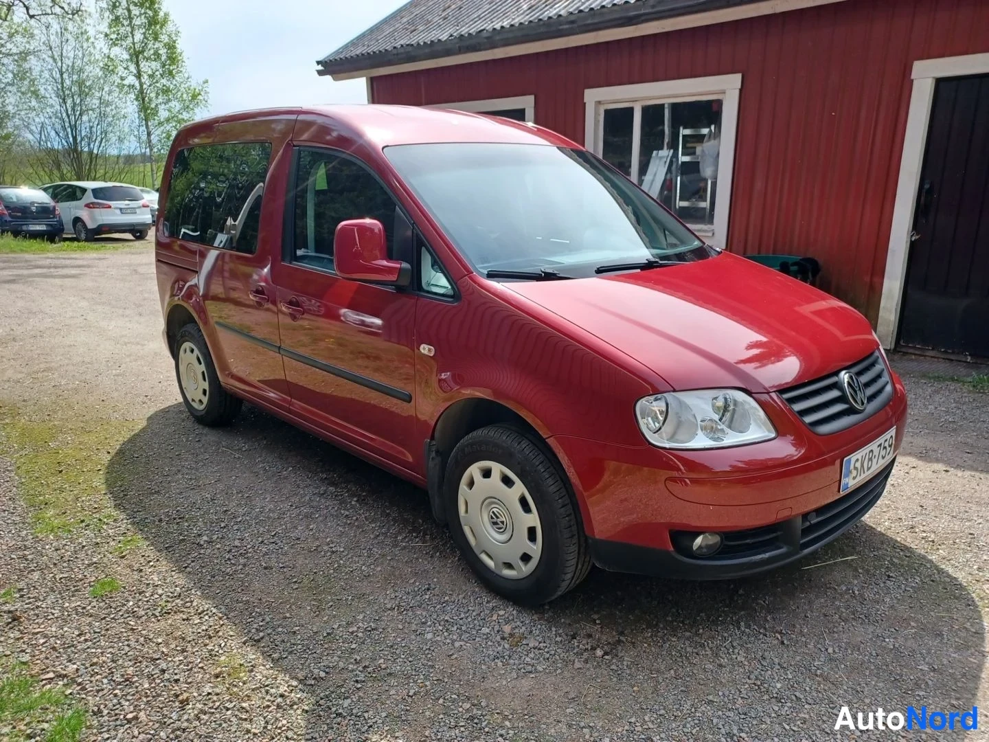 Punainen Volkswagen Caddy Life 2009, etuviisto, keula oikealle, kuva 4