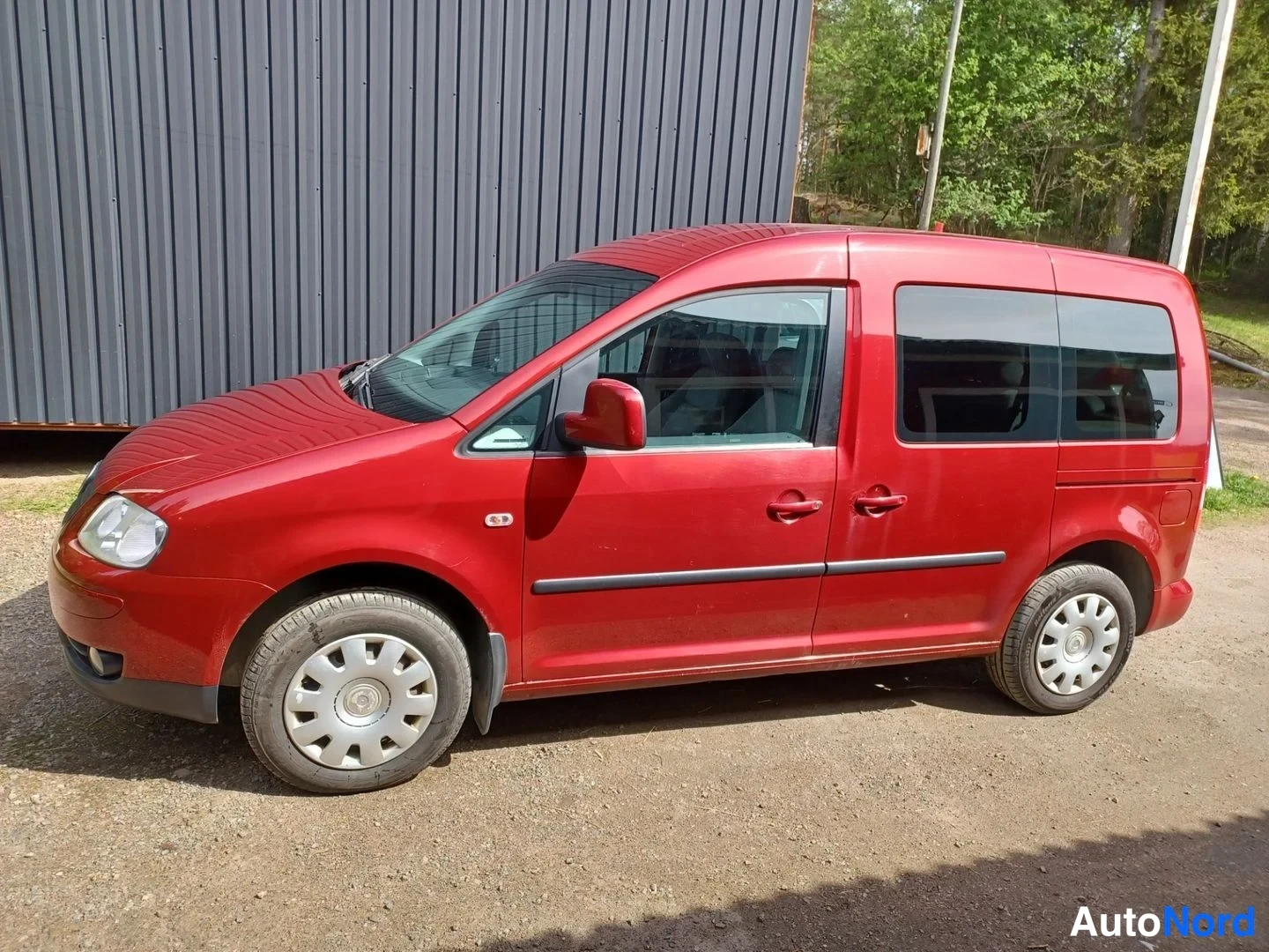 Punainen Volkswagen Caddy Life 2009, etuviisto, keula vasemmalle, kuva 2