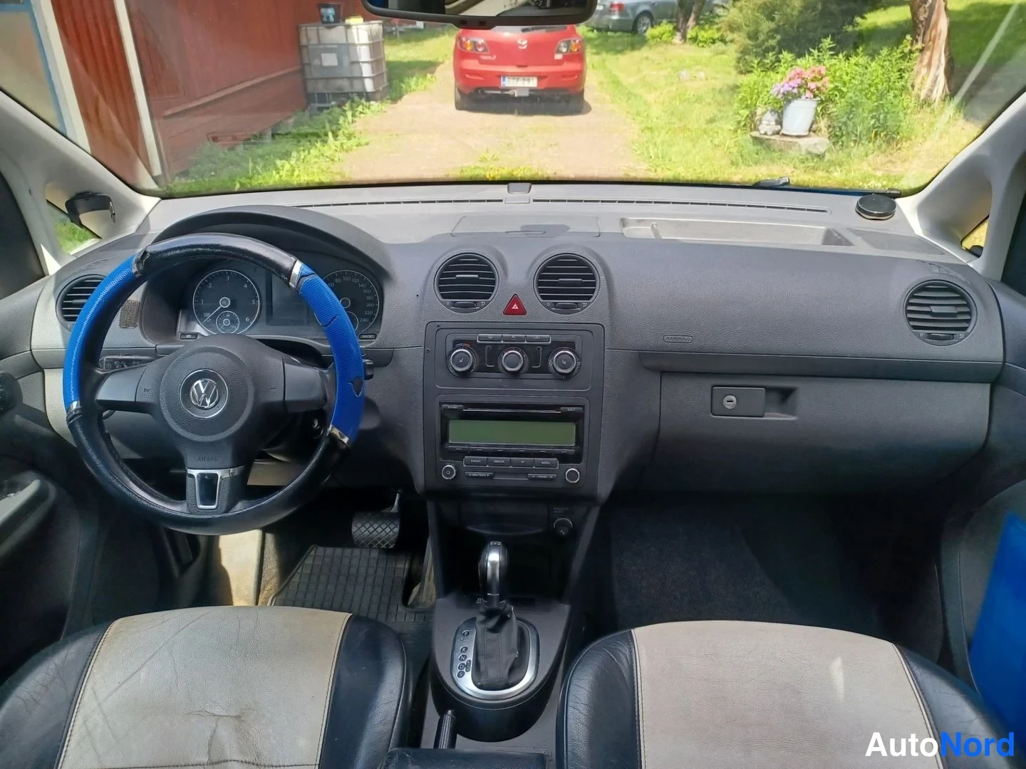 Sininen Volkswagen Caddy 2011, ohjaamo, kuva 11