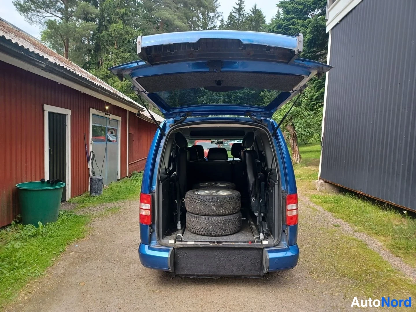 Sininen Volkswagen Caddy 2011, takaa, kuva 9