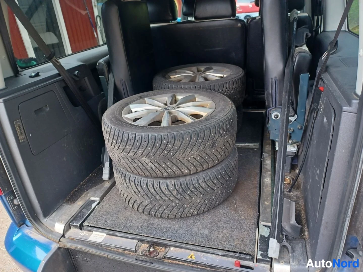 Sininen Volkswagen Caddy 2011, tavaratila, kuva 15
