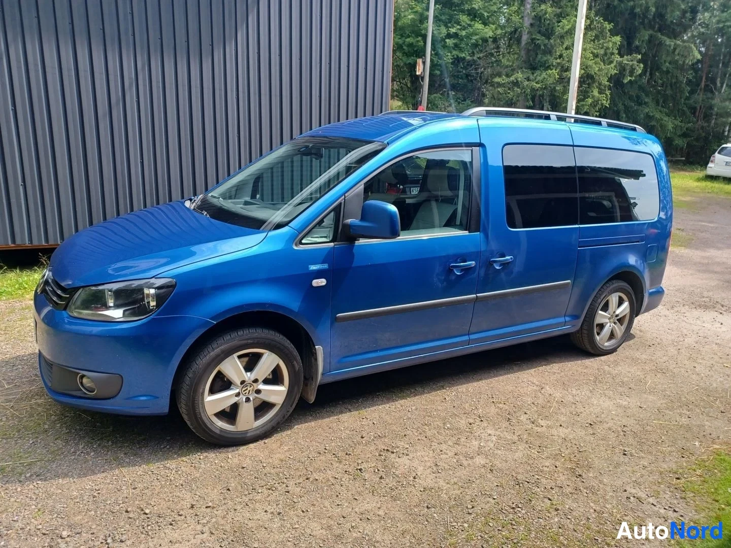 Sininen Volkswagen Caddy 2011, etuviisto, keula vasemmalle, kuva 2