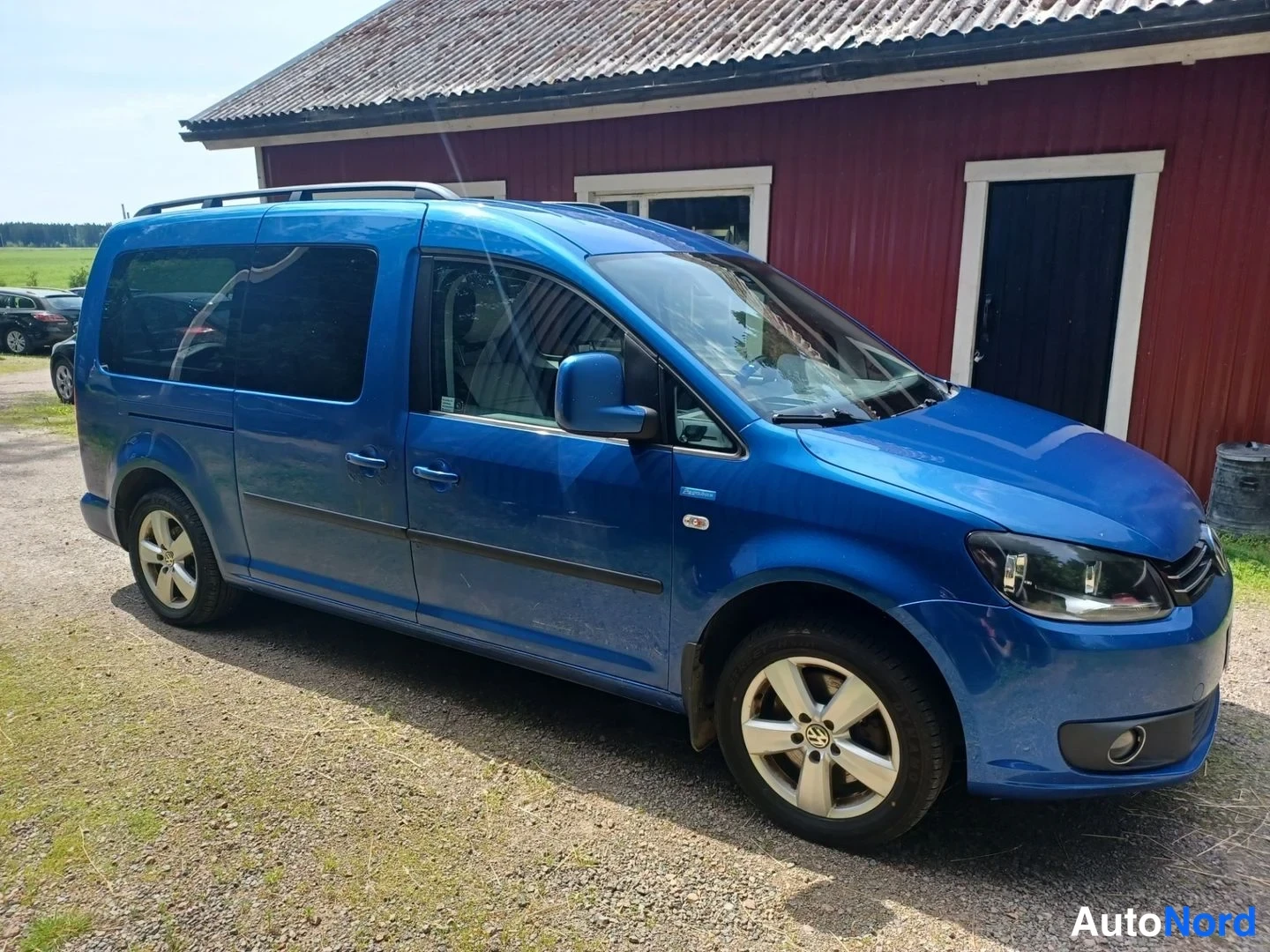 Sininen Volkswagen Caddy 2011, etuviisto, keula oikealle, kuva 5