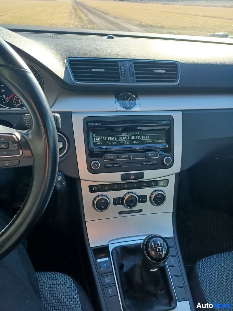Harmaa Volkswagen Passat Variant 2013, ohjaamo, kuva 10