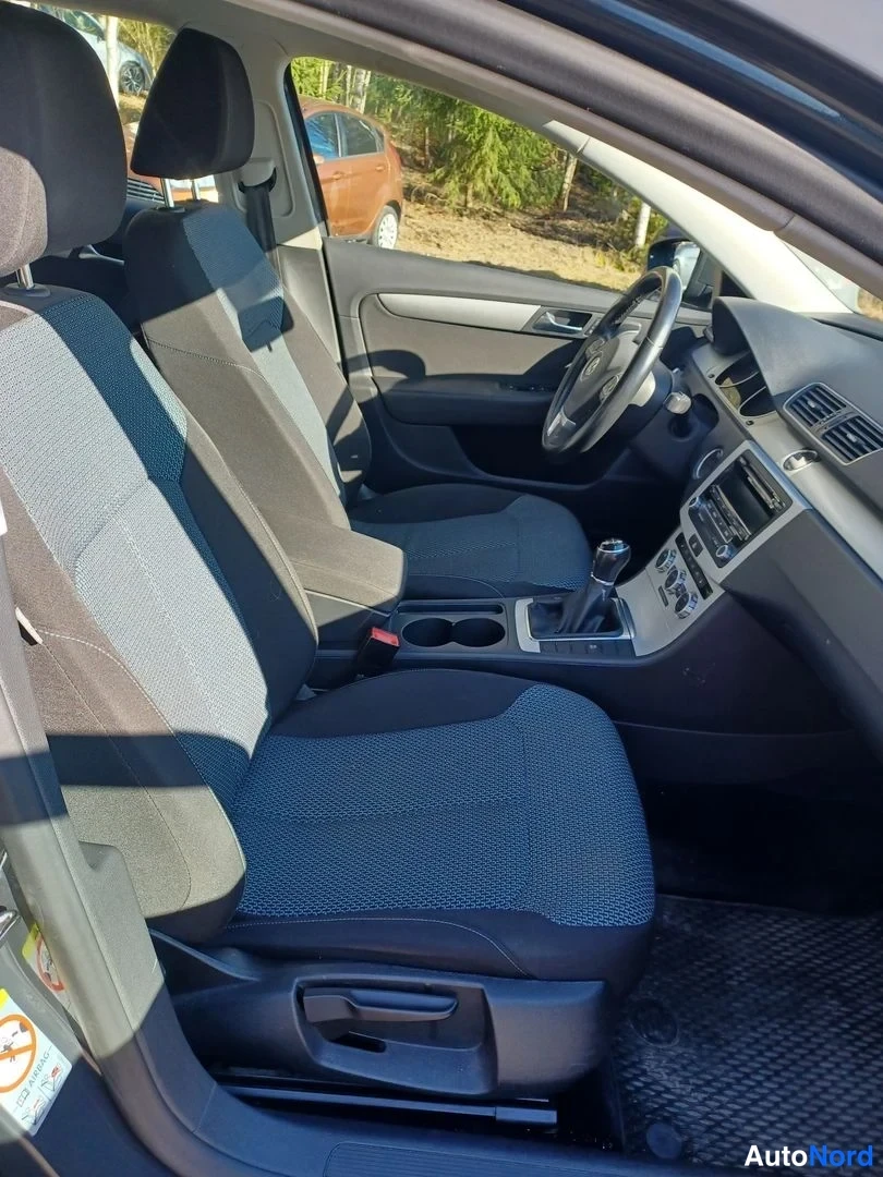 Harmaa Volkswagen Passat Variant 2013, etuistuimet, kuva 11