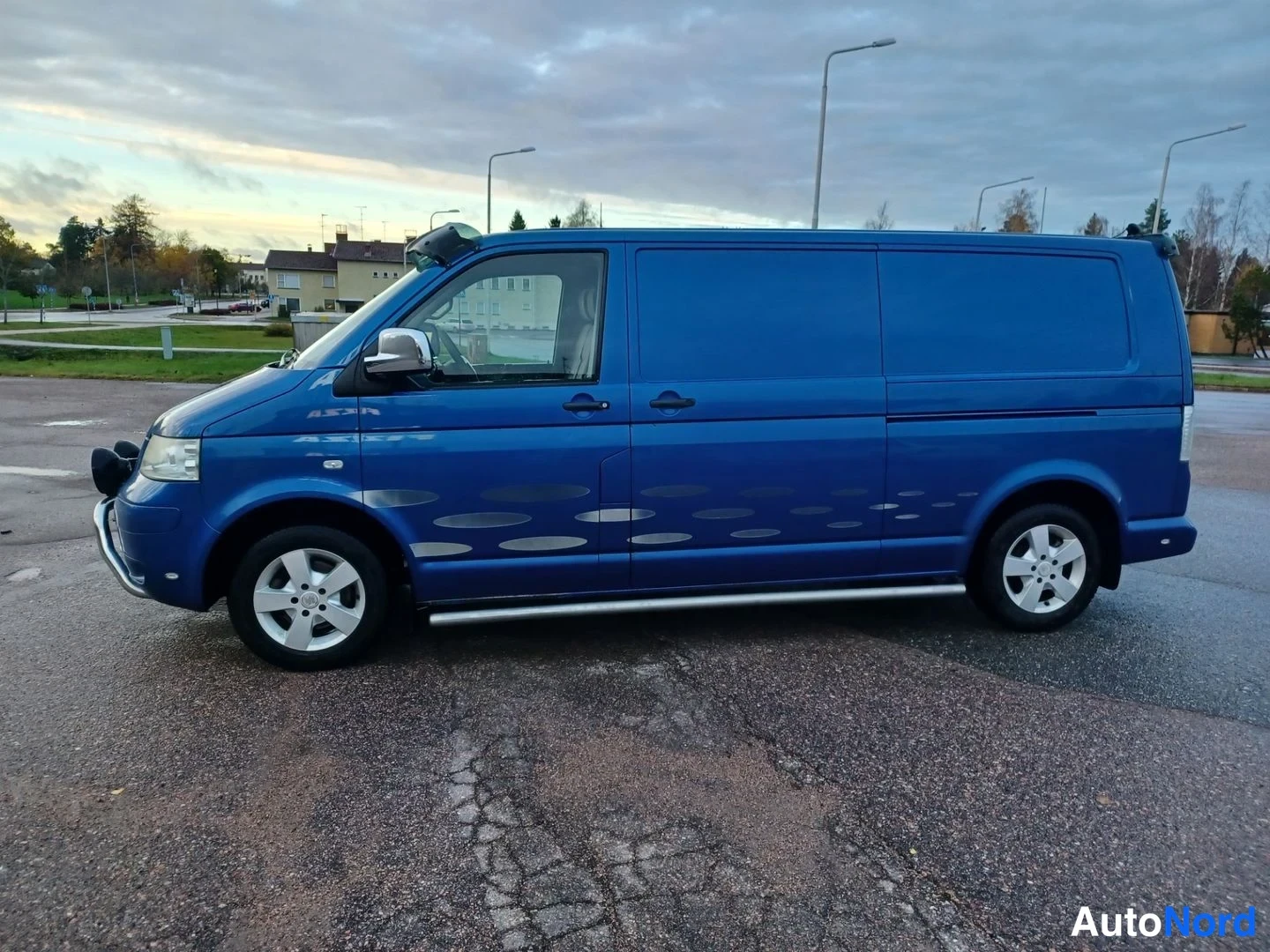 Sininen Volkswagen Transporter 2006, sivulta, kuva 4