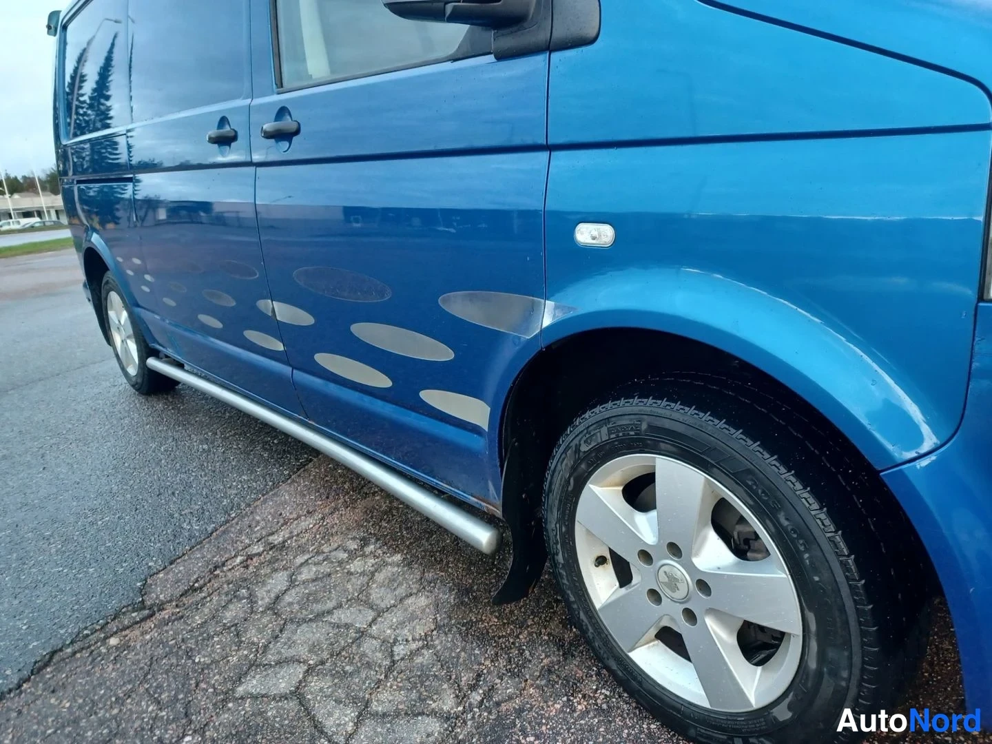 Sininen Volkswagen Transporter 2006, sivulta, kuva 7