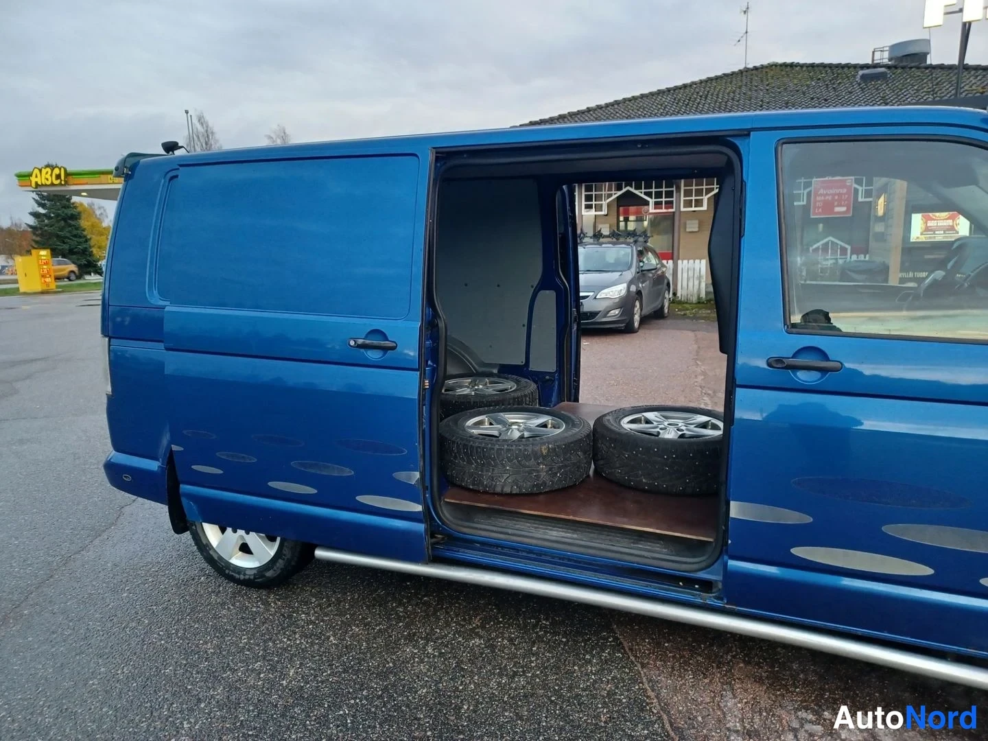 Sininen Volkswagen Transporter 2006, sivulta, kuva 9