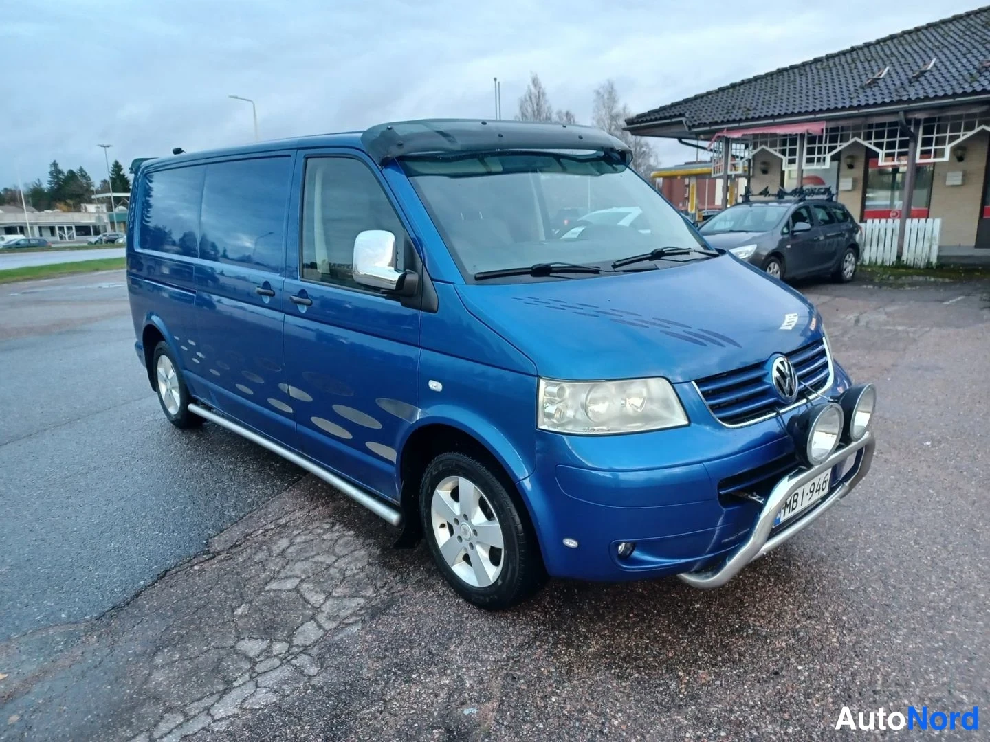 Sininen Volkswagen Transporter 2006, etuviisto, keula oikealle, kuva 2