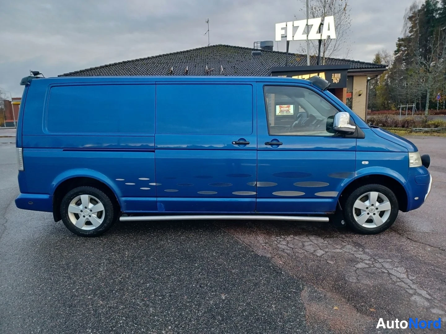 Sininen Volkswagen Transporter 2006, sivulta, kuva 5