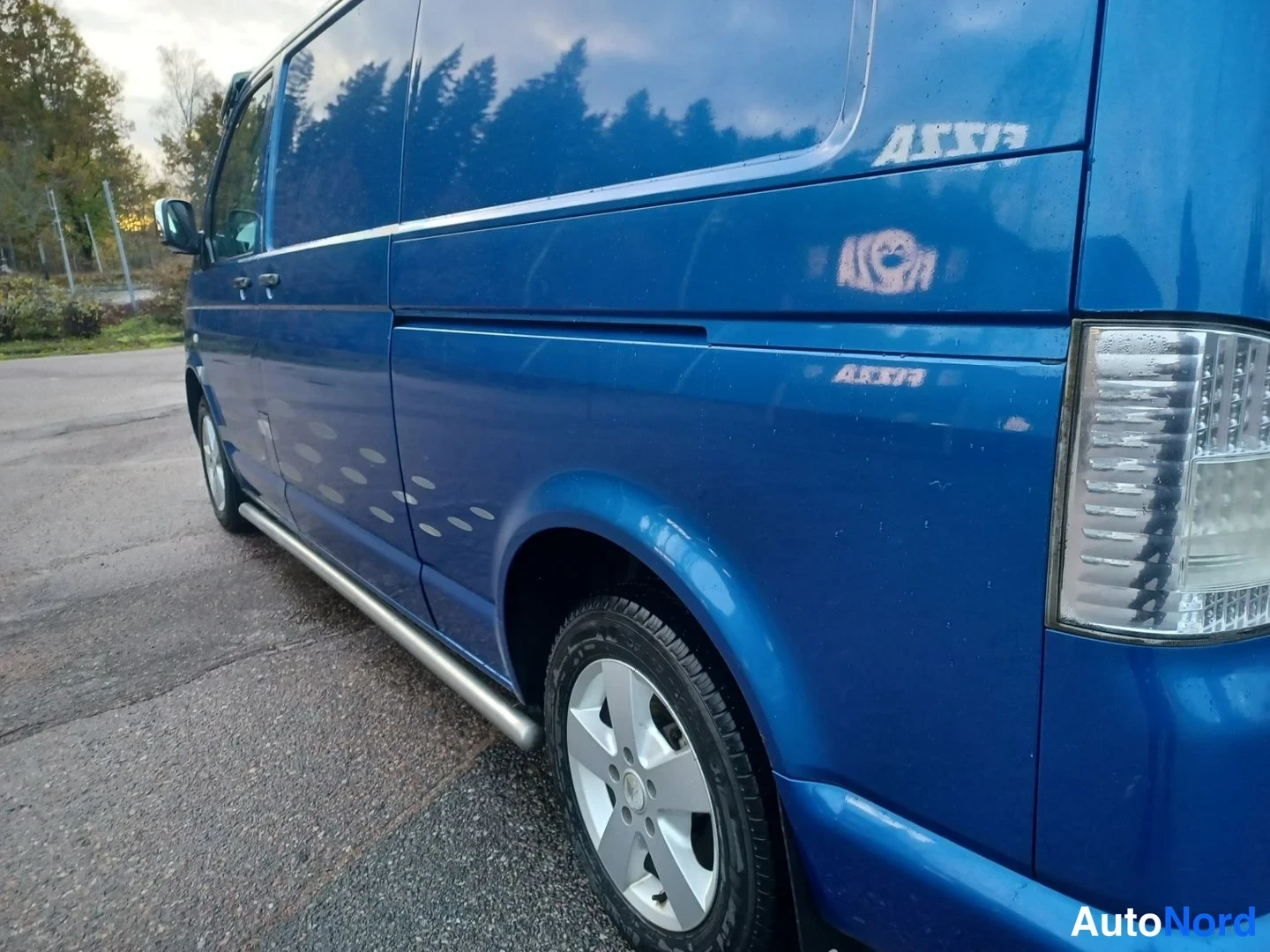 Sininen Volkswagen Transporter 2006, takaviisto, kuva 12