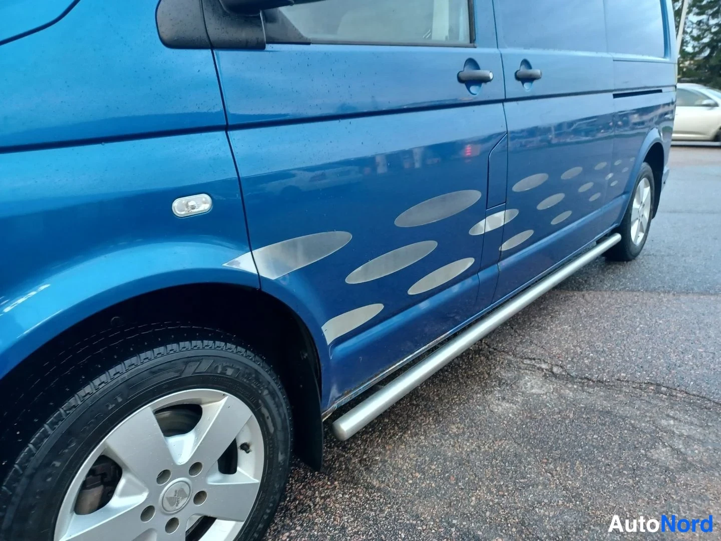Sininen Volkswagen Transporter 2006, sivulta, kuva 6