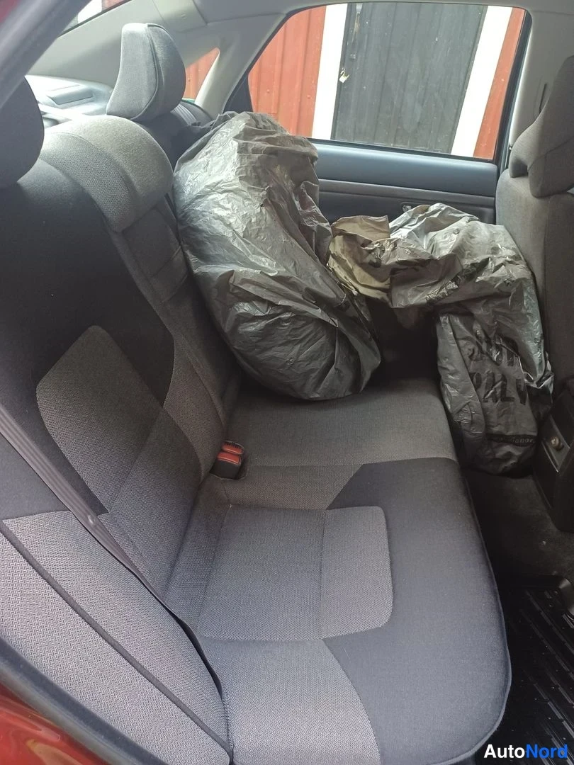 Punainen Volvo S80 2000, takaistuimet, kuva 17