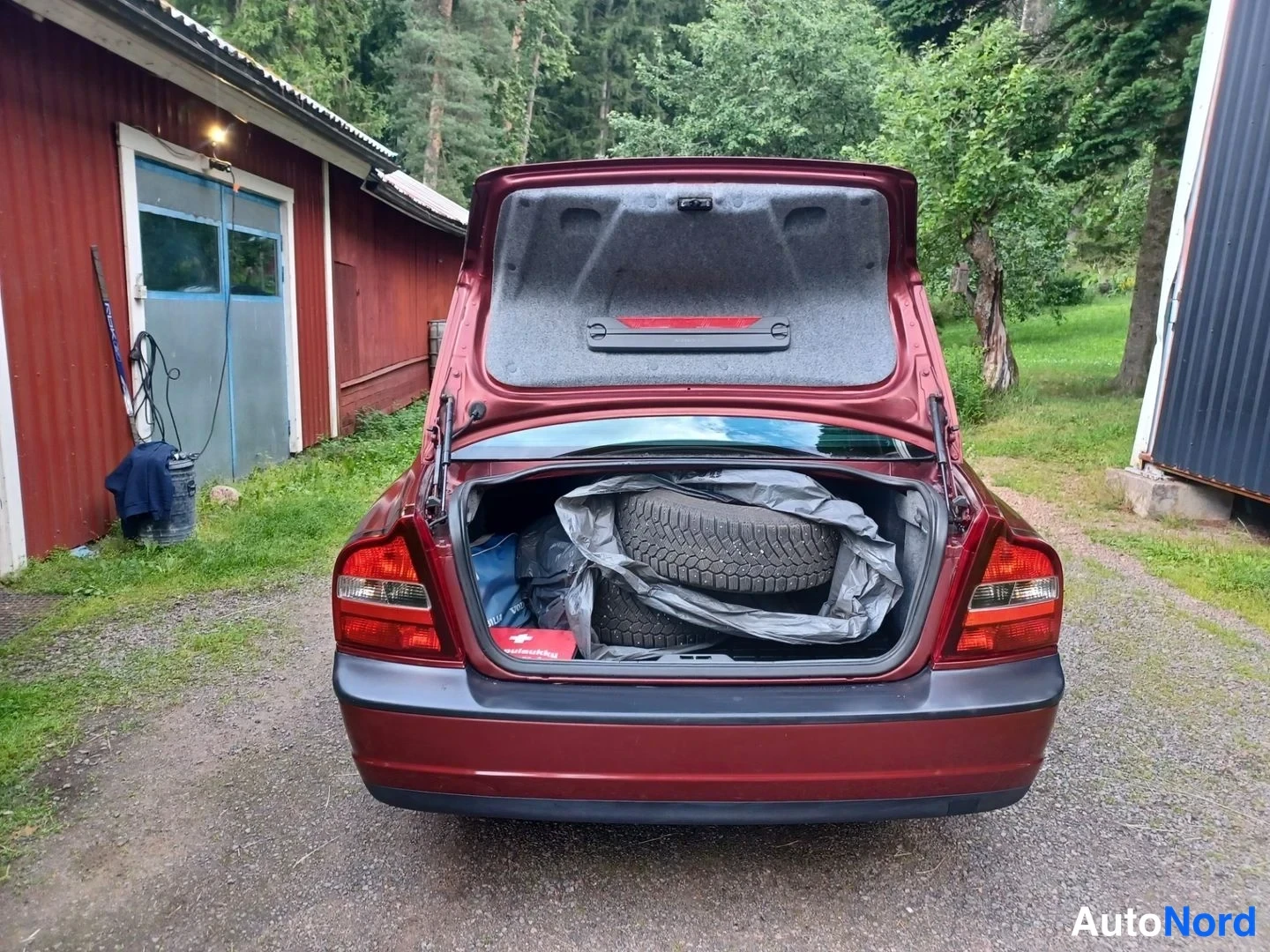 Punainen Volvo S80 2000, tavaratila, kuva 18