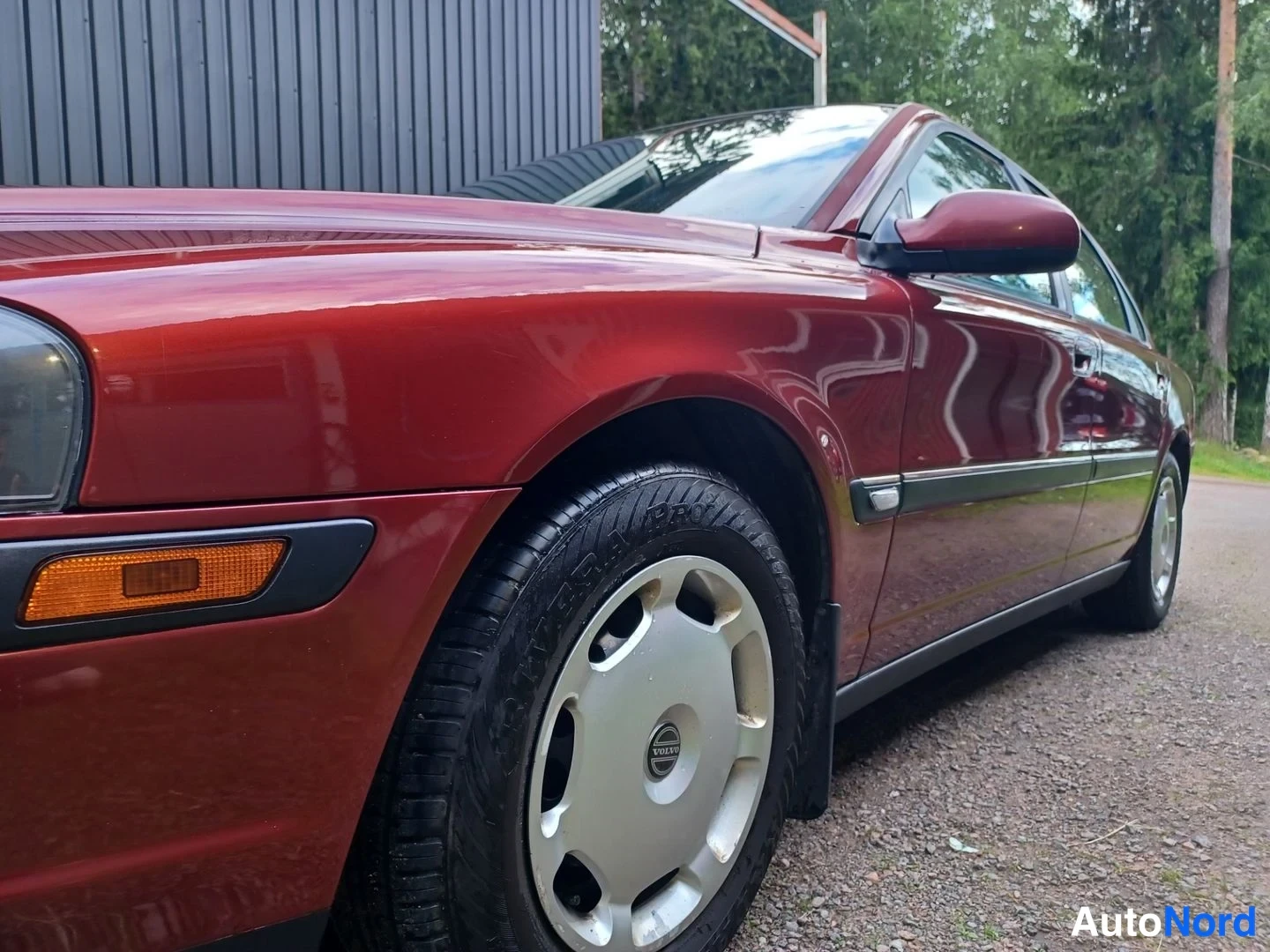 Punainen Volvo S80 2000, etuviisto, keula vasemmalle, kuva 3