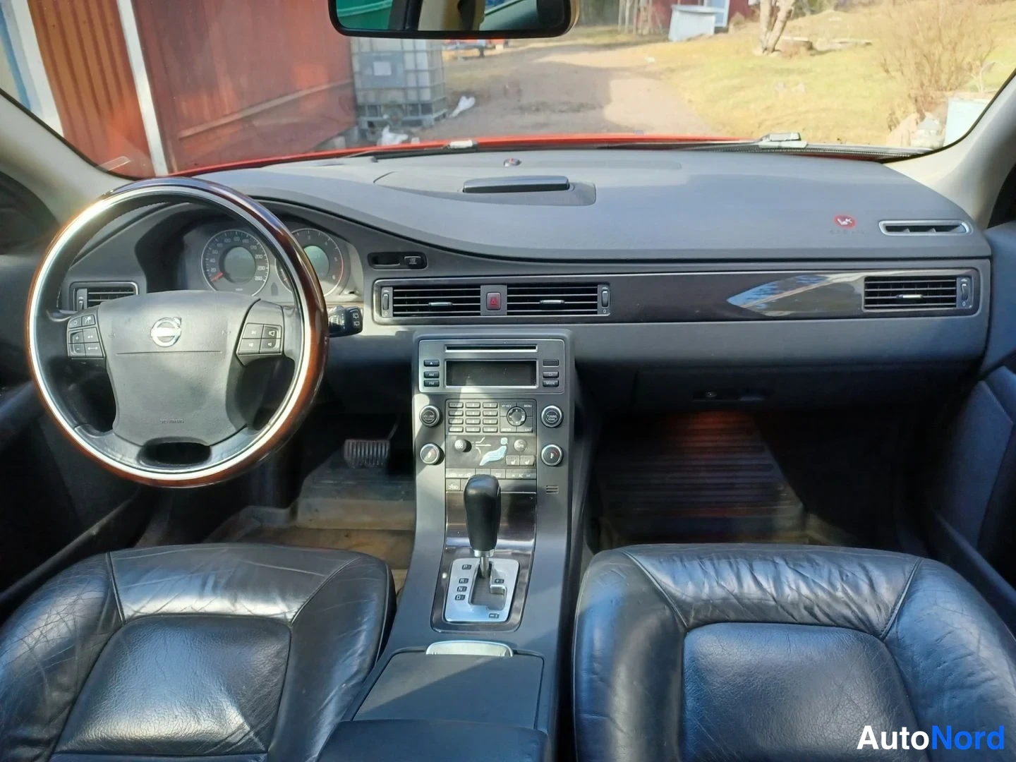 Punainen Volvo V70 2008, ohjaamo, kuva 14