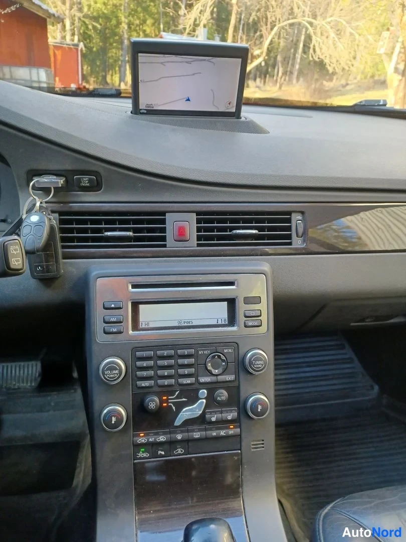 Punainen Volvo V70 2008, ohjaamo, kuva 16