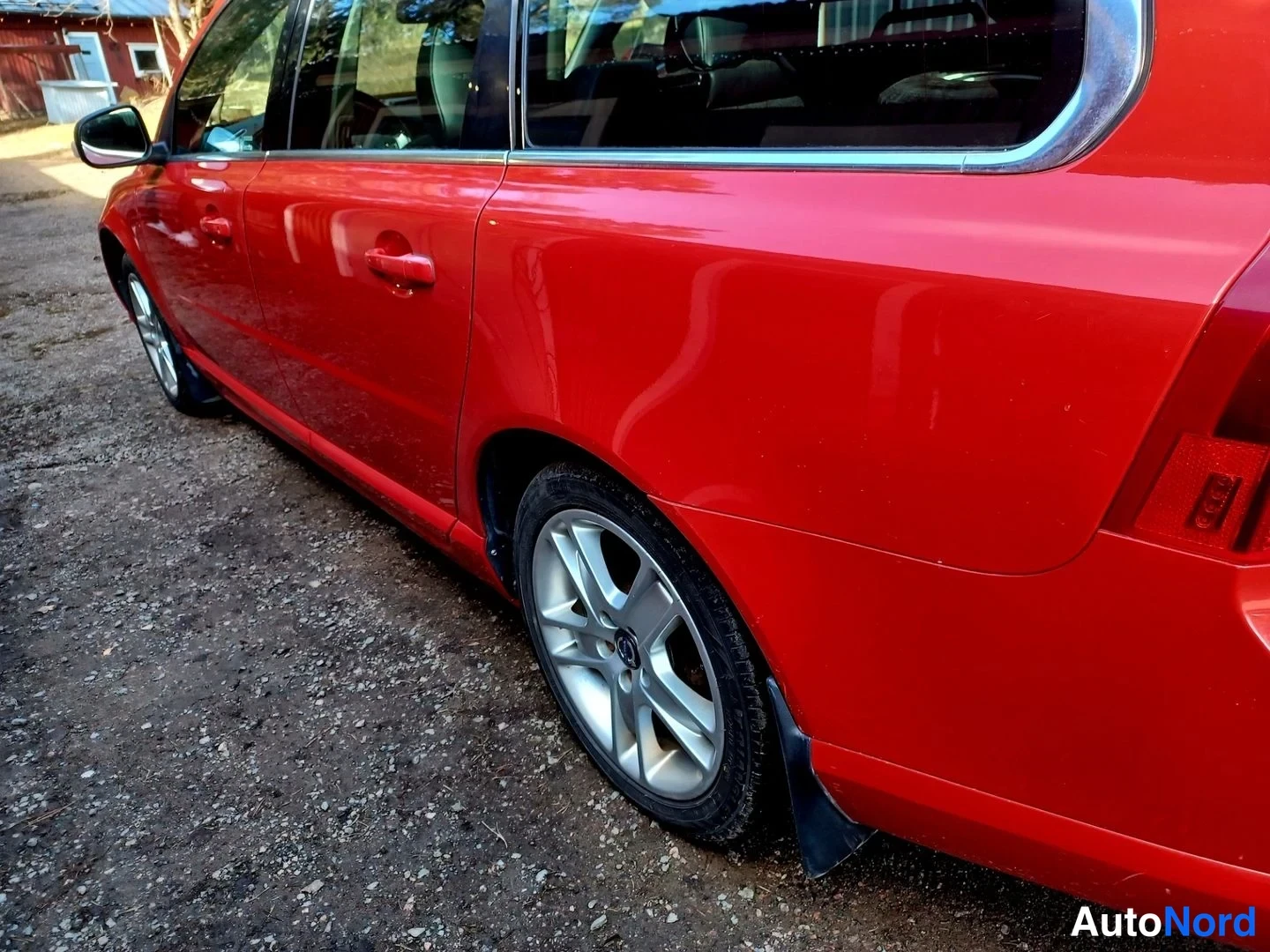 Punainen Volvo V70 2008, sivulta, kuva 8
