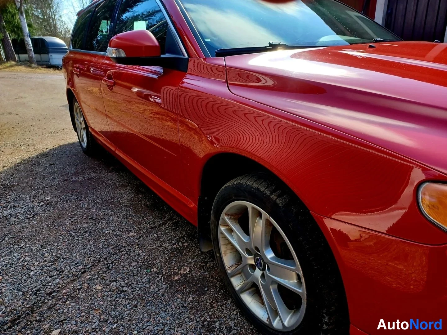 Punainen Volvo V70 2008, etuviisto, keula oikealle, kuva 6