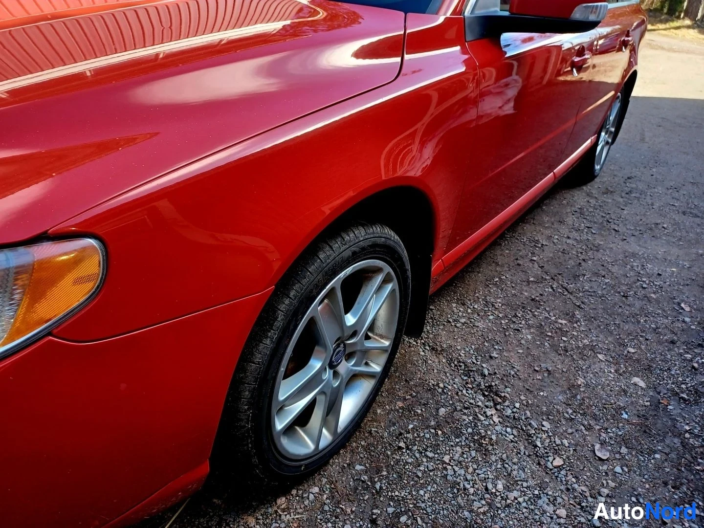 Punainen Volvo V70 2008, etuviisto, keula vasemmalle, kuva 3