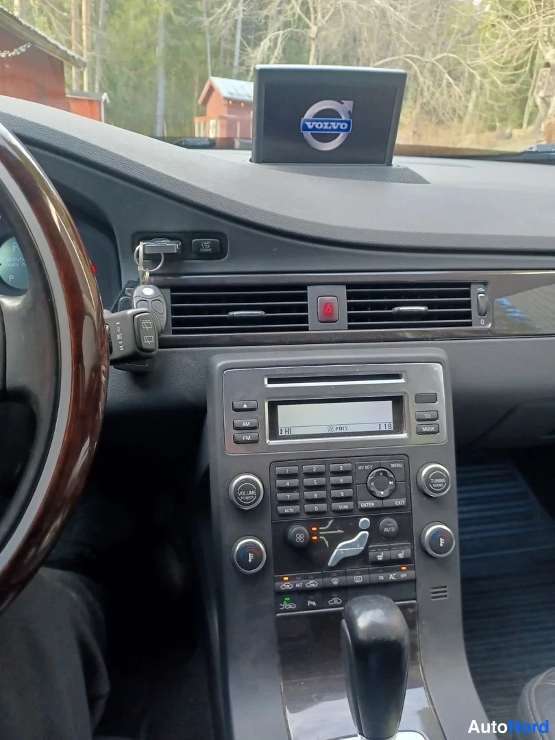 Punainen Volvo V70 2008, ohjaamo, kuva 17