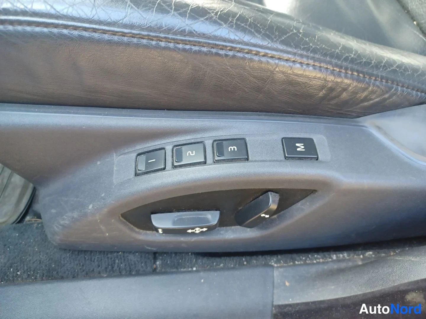 Punainen Volvo V70 2008, yksityiskohta, kuva 21
