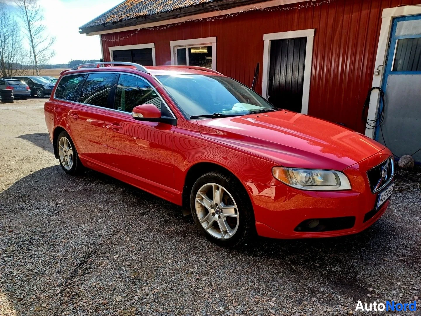 Punainen Volvo V70 2008, etuviisto, keula oikealle, kuva 4