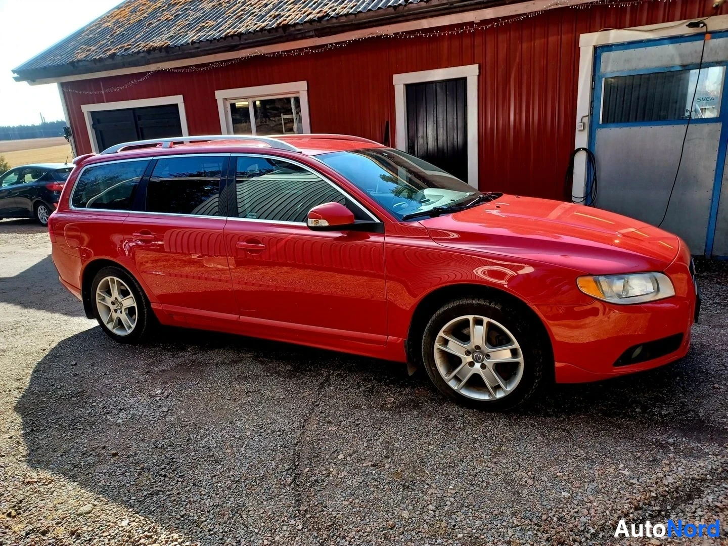 Punainen Volvo V70 2008, etuviisto, keula oikealle, kuva 5