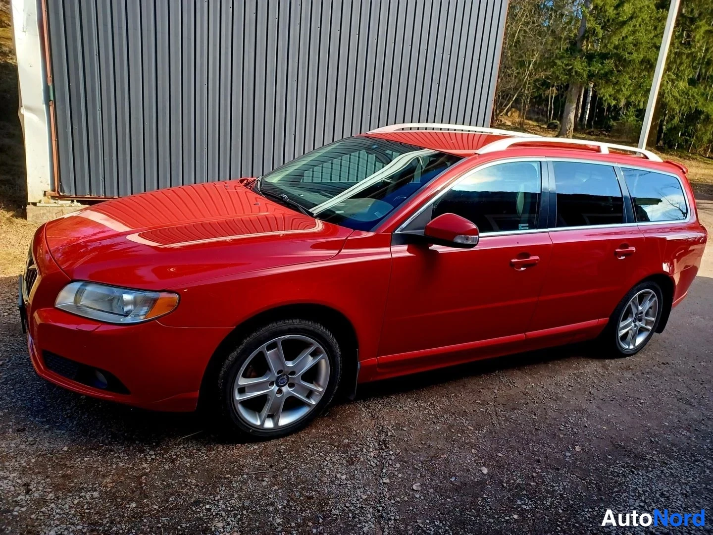 Punainen Volvo V70 2008, etuviisto, keula vasemmalle, kuva 2
