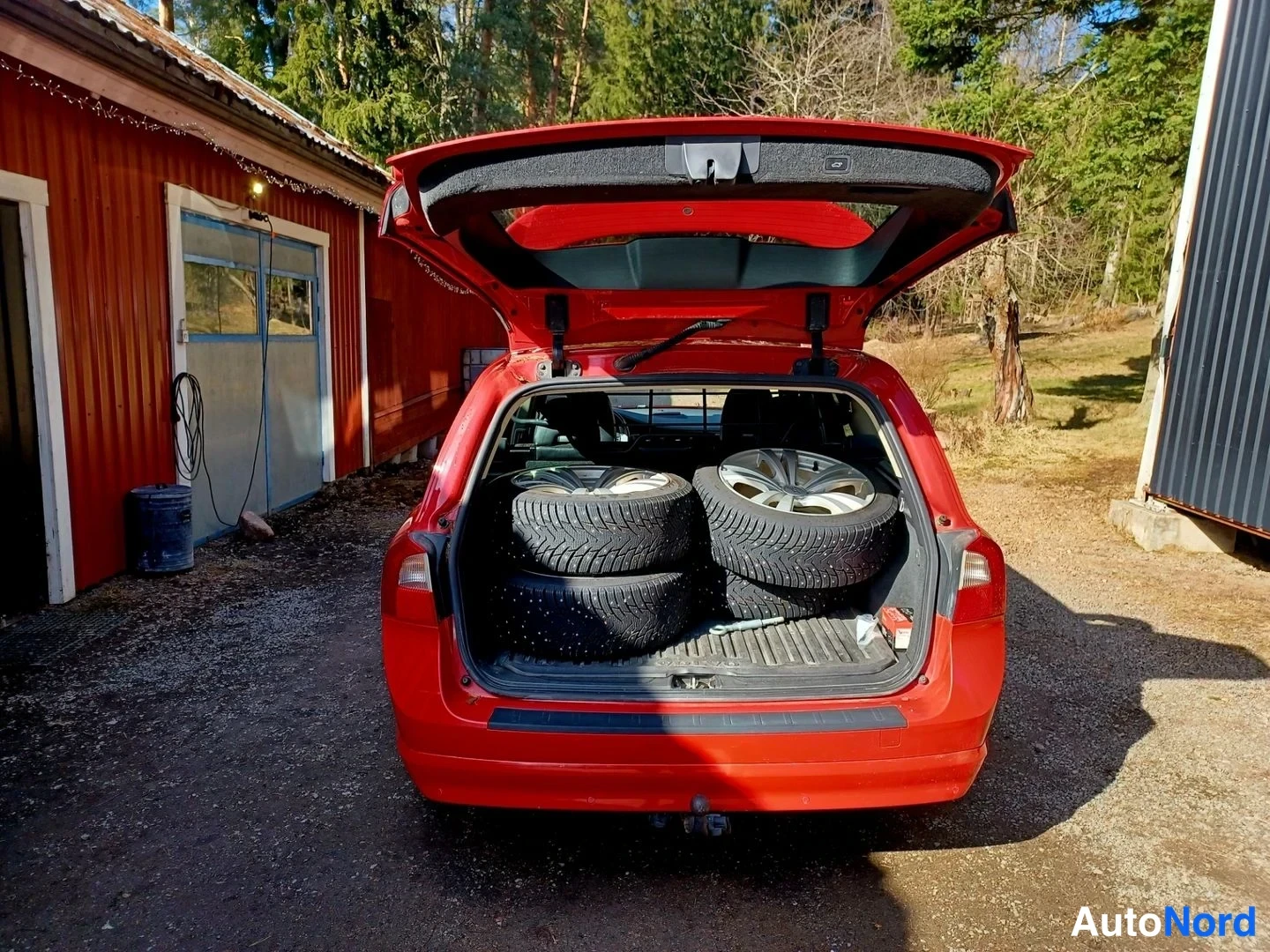 Punainen Volvo V70 2008, takaa, kuva 13
