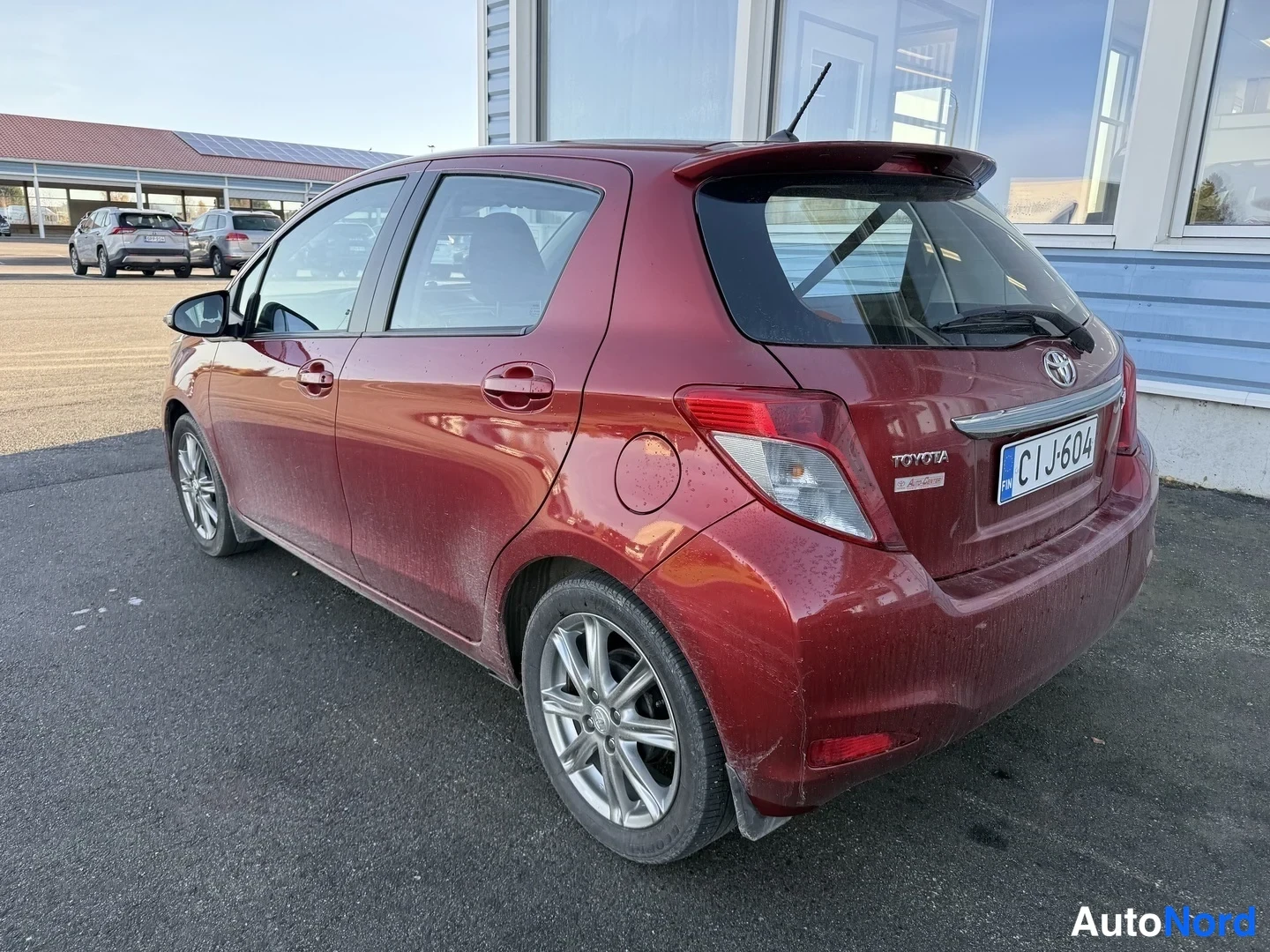 Punainen Toyota Yaris 2012, takaviisto, kuva 2