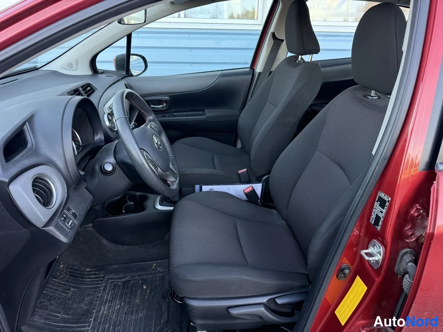 Punainen Toyota Yaris 2012, etuistuimet, kuva 3