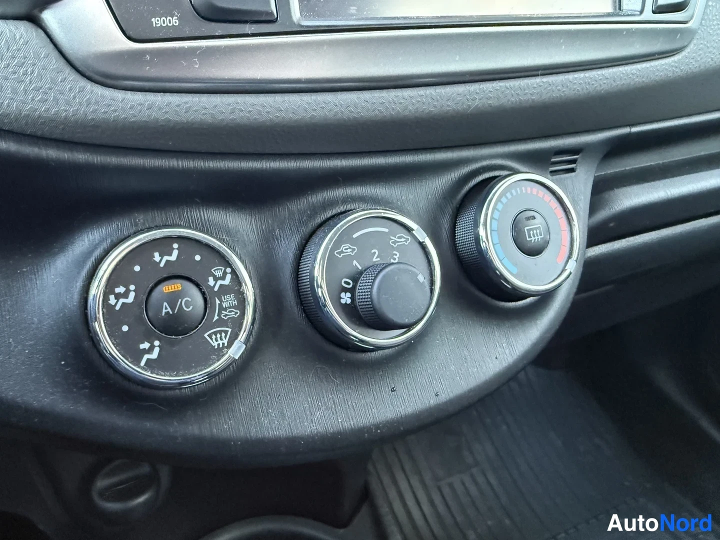 Punainen Toyota Yaris 2012, yksityiskohta, kuva 4