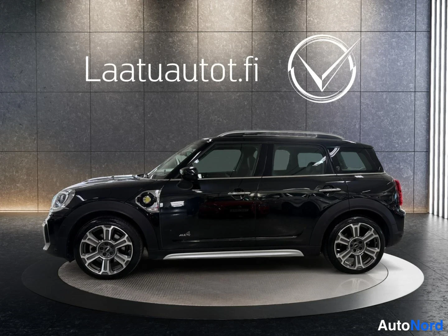 Musta Mini Countryman Cooper SE ALL4 2023, sivulta, kuva 5