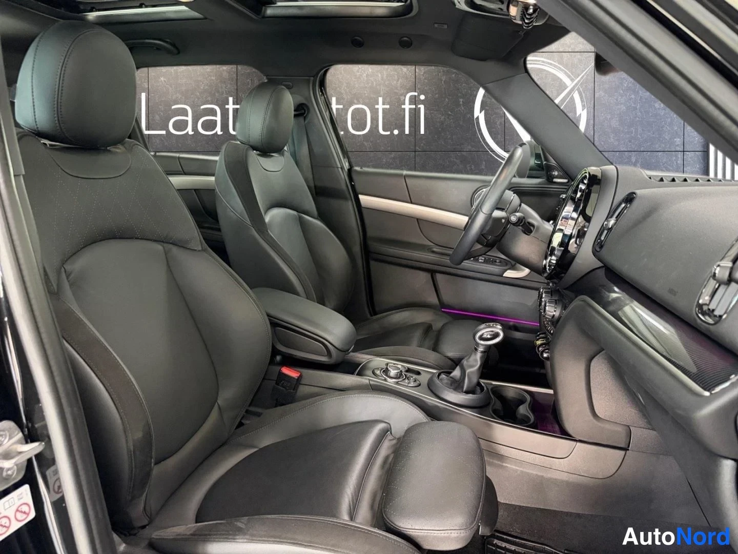 Musta Mini Countryman Cooper SE ALL4 2023, ohjaamo, kuva 18